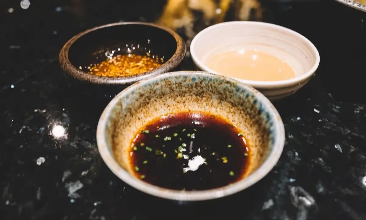 Various Poke Sauces: Enhance flavor and manage calories in poke bowls with sesame ginger, ponzu, and spicy aioli options.